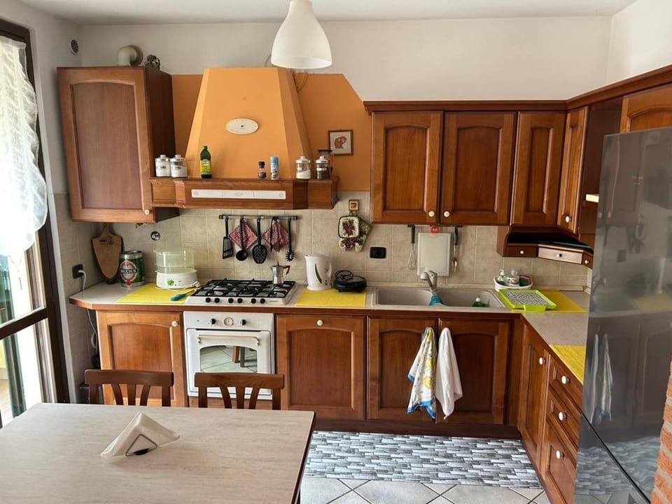 Kitchen or kitchenette, dishwasher, stove