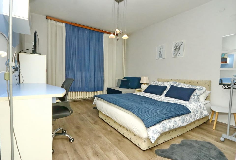 Photo of the whole room, Bedroom