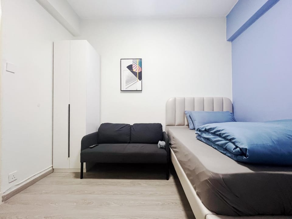 Bed, Seating area