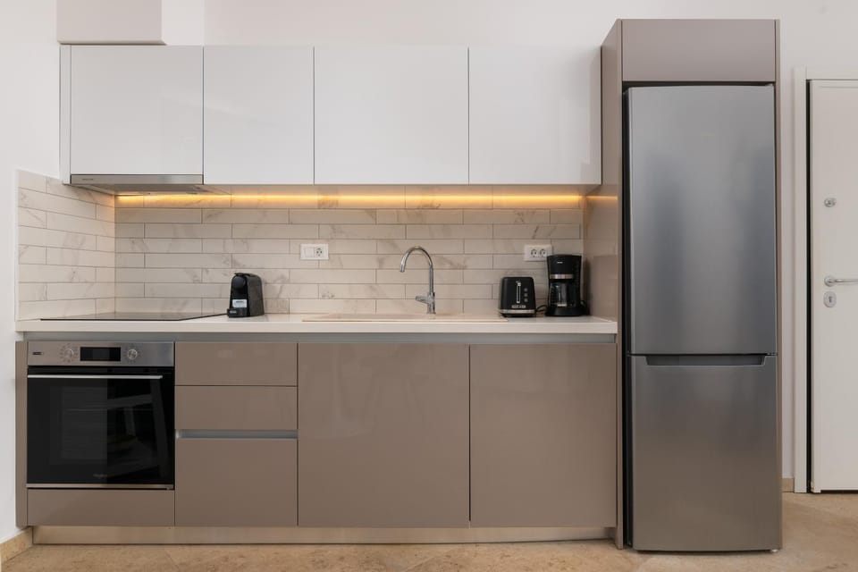 Coffee/tea facilities, Kitchen or kitchenette, oven, stove, toaster, kitchen