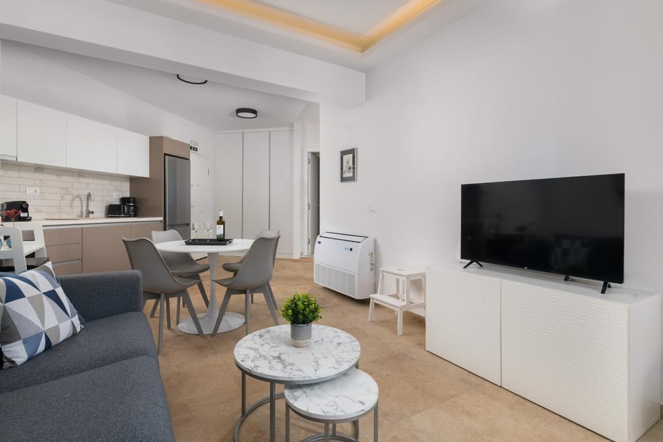 TV and multimedia, Kitchen or kitchenette, Living room, Seating area, Dining area, Evening entertainment, kitchen