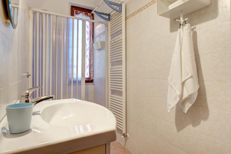 Shower, Toilet, Bathroom, bidet, towels