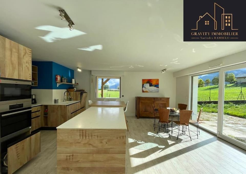Belle villa vue sur montagnes Villa in Auvergne-Rhône-Alpes