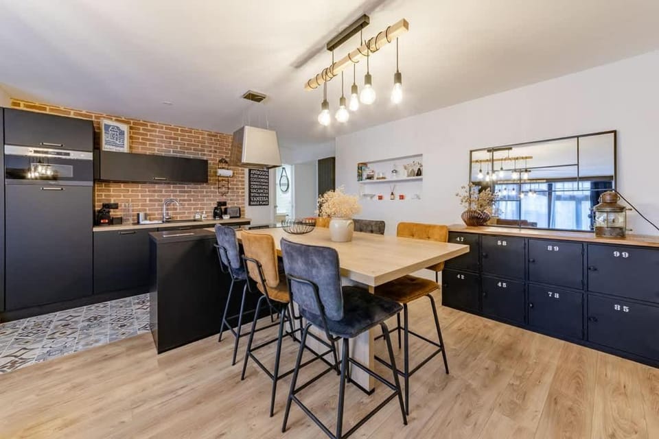 Kitchen or kitchenette, Dining area, oven, stove