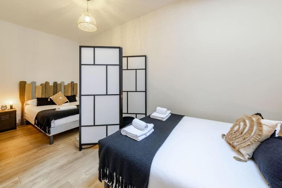 Bed, Photo of the whole room, Bedroom, towels