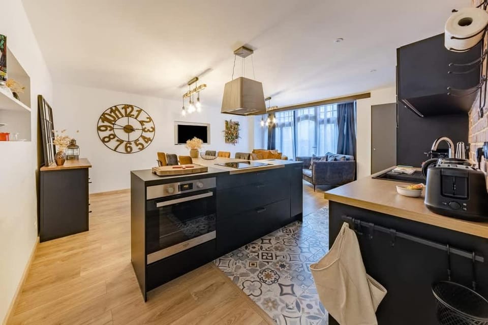 Kitchen or kitchenette, Dining area, oven, stove, toaster