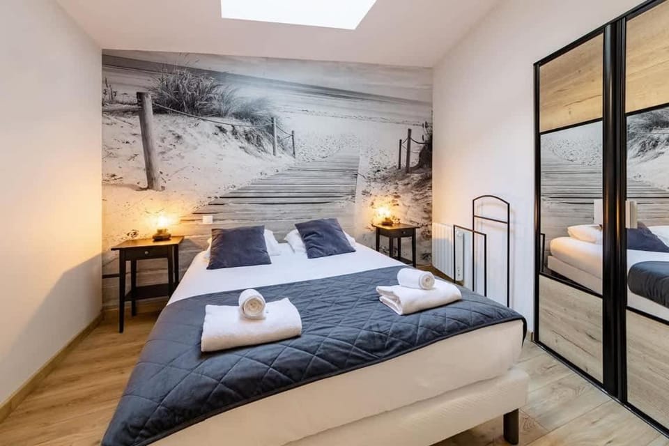 Bed, Photo of the whole room, Bedroom, towels