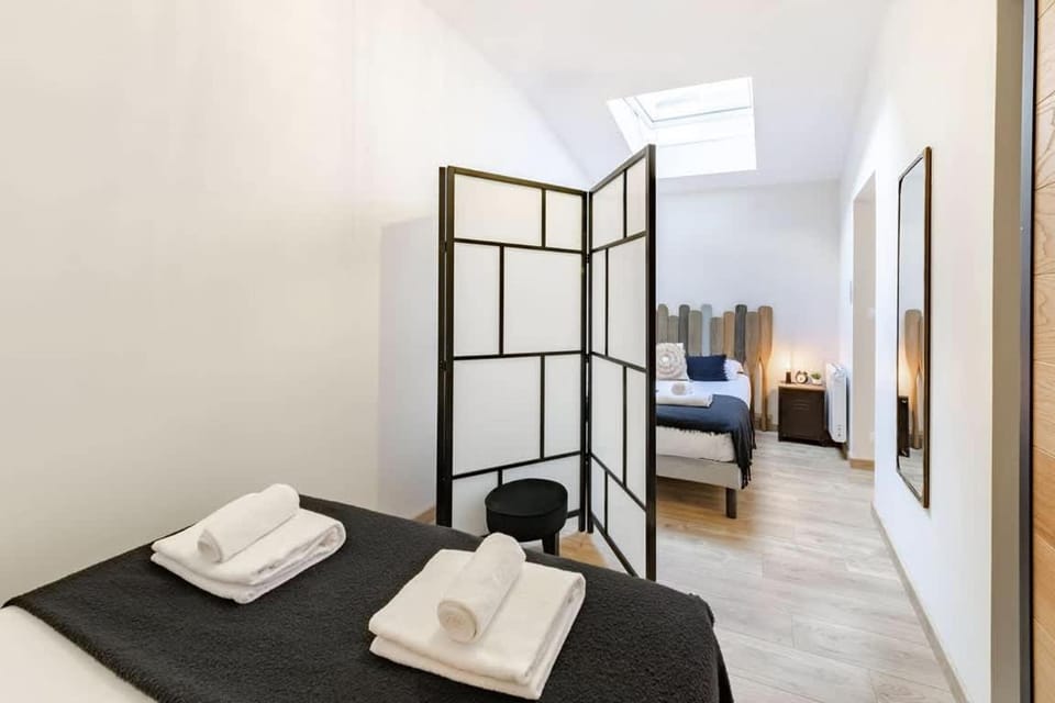 Bed, Photo of the whole room, Bedroom, towels