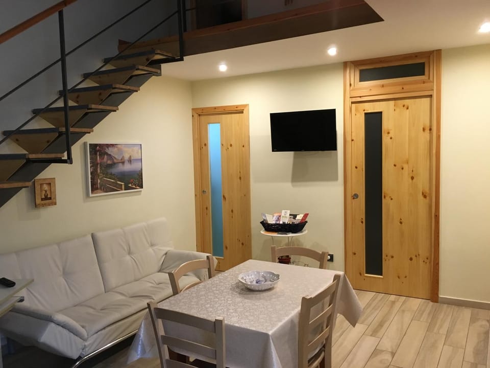Communal lounge/ TV room, Living room, Dining area