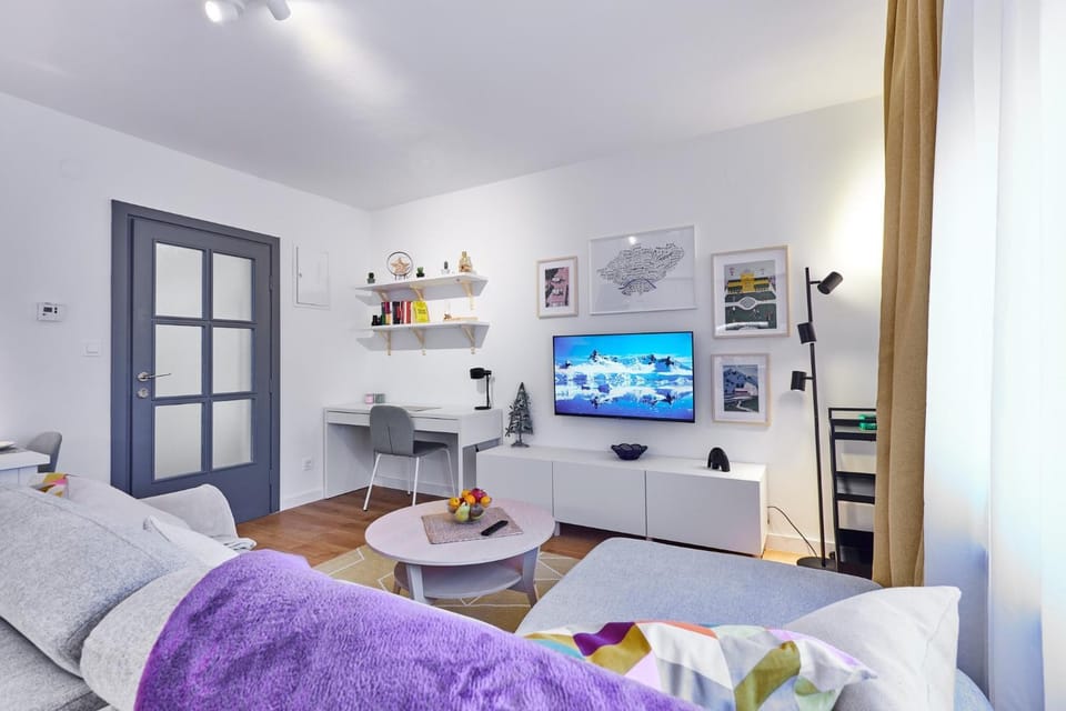 TV and multimedia, Living room, Seating area, hair dresser