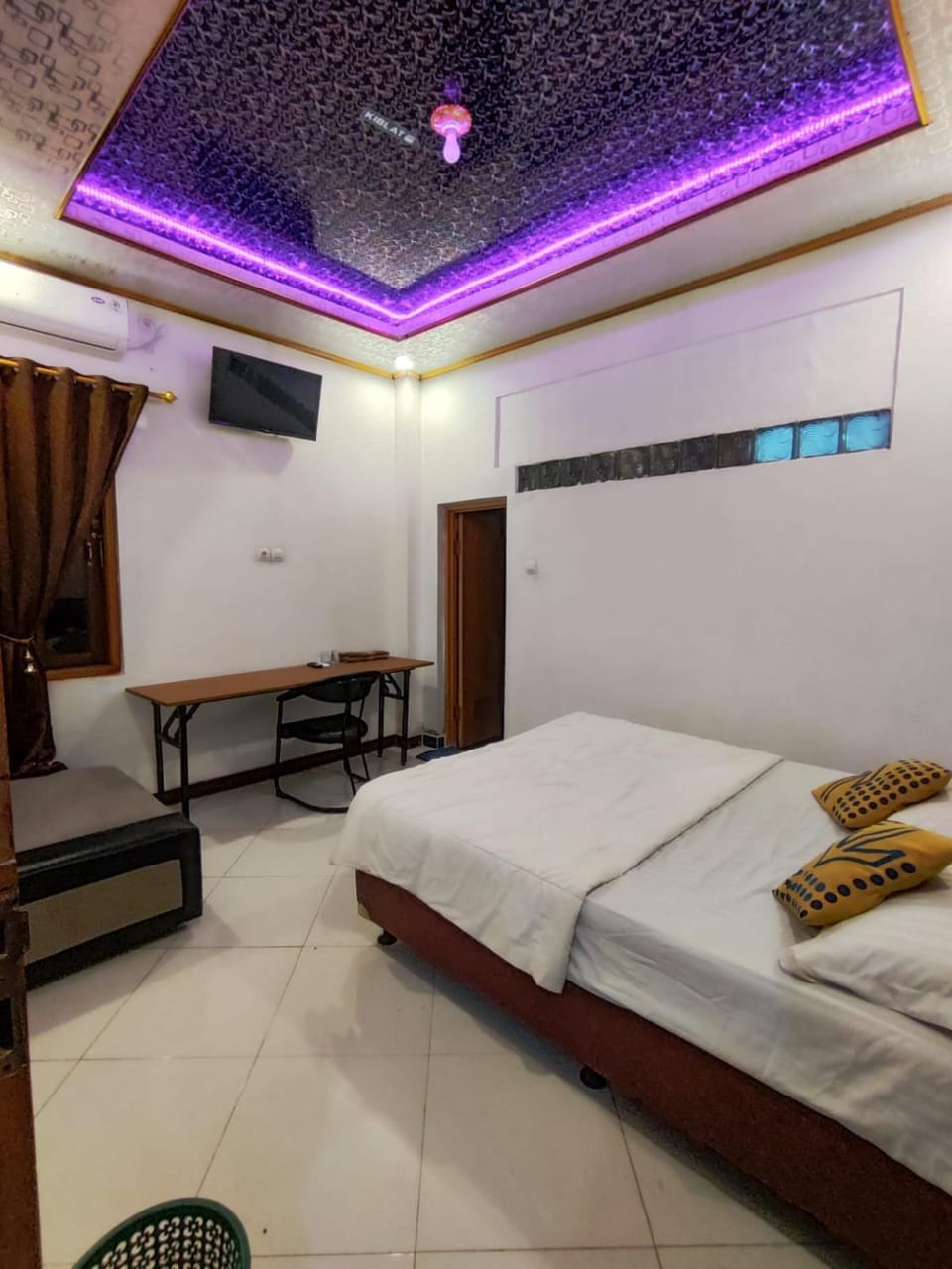 Bed, TV and multimedia, Bedroom