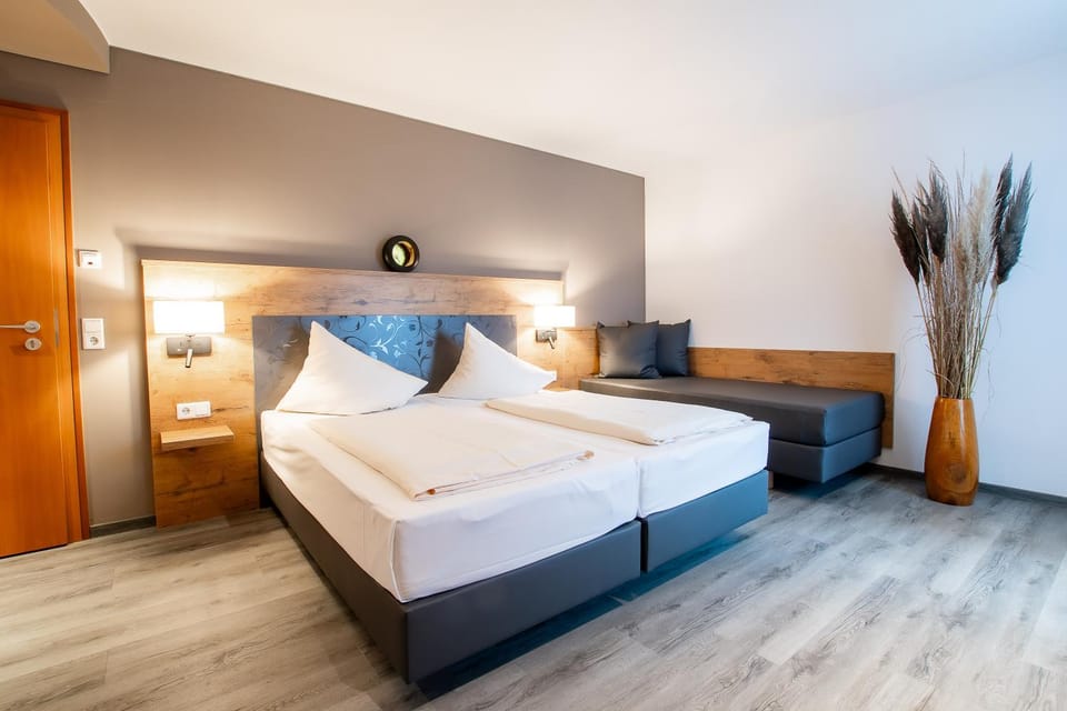 Bed, Photo of the whole room, Seating area, Bedroom