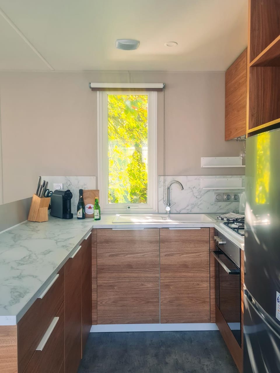 Coffee/tea facilities, oven, stove