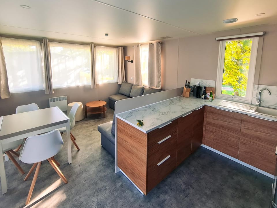 Kitchen or kitchenette, Dining area