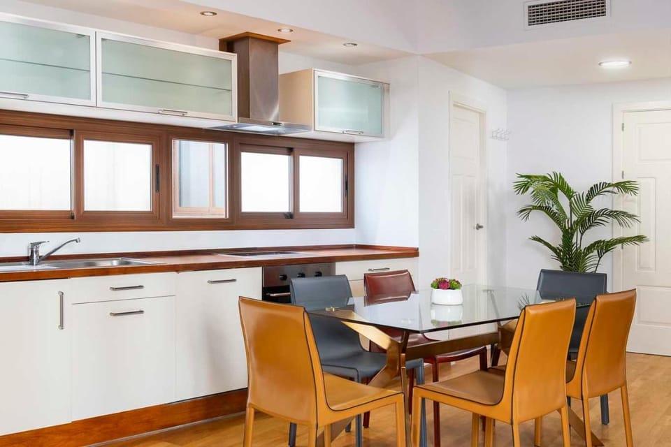 Kitchen or kitchenette, Dining area, minibar, pet friendly, stove