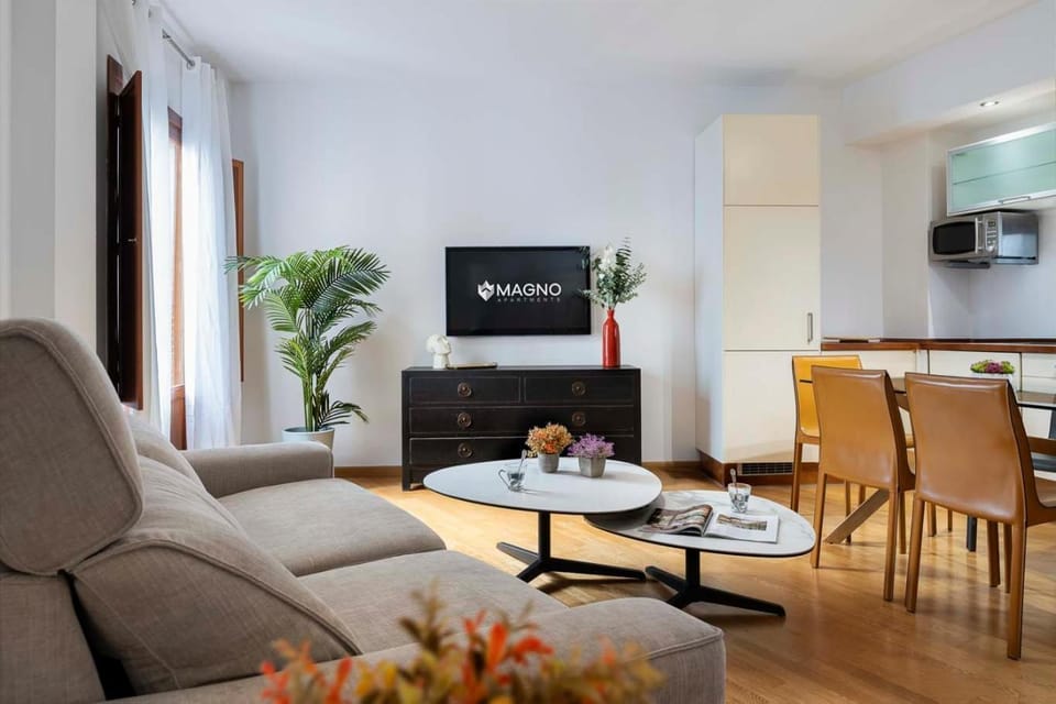 TV and multimedia, Kitchen or kitchenette, Living room, Seating area, Dining area