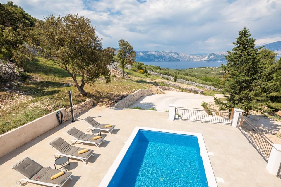 Mountain view, Sea view