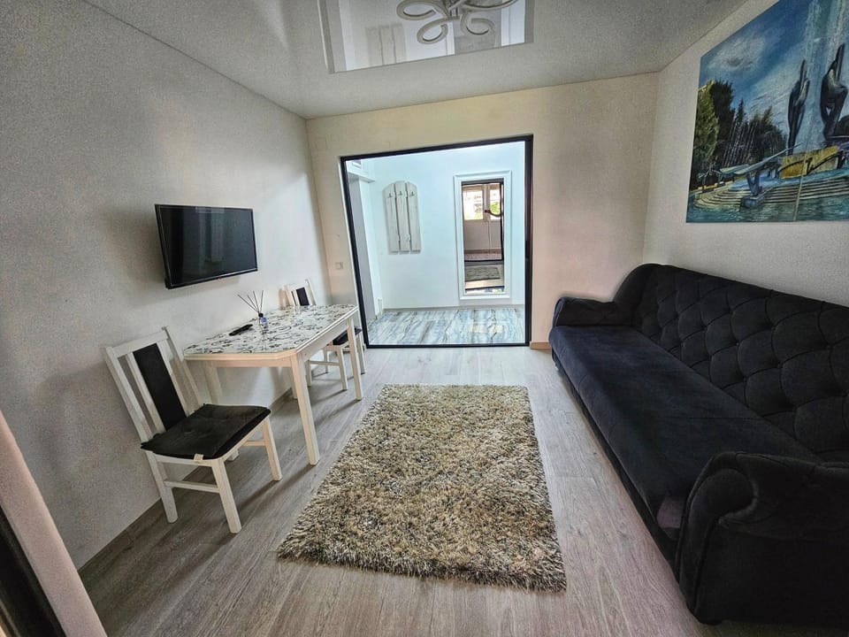 Communal lounge/ TV room, TV and multimedia, Living room, Seating area, Evening entertainment