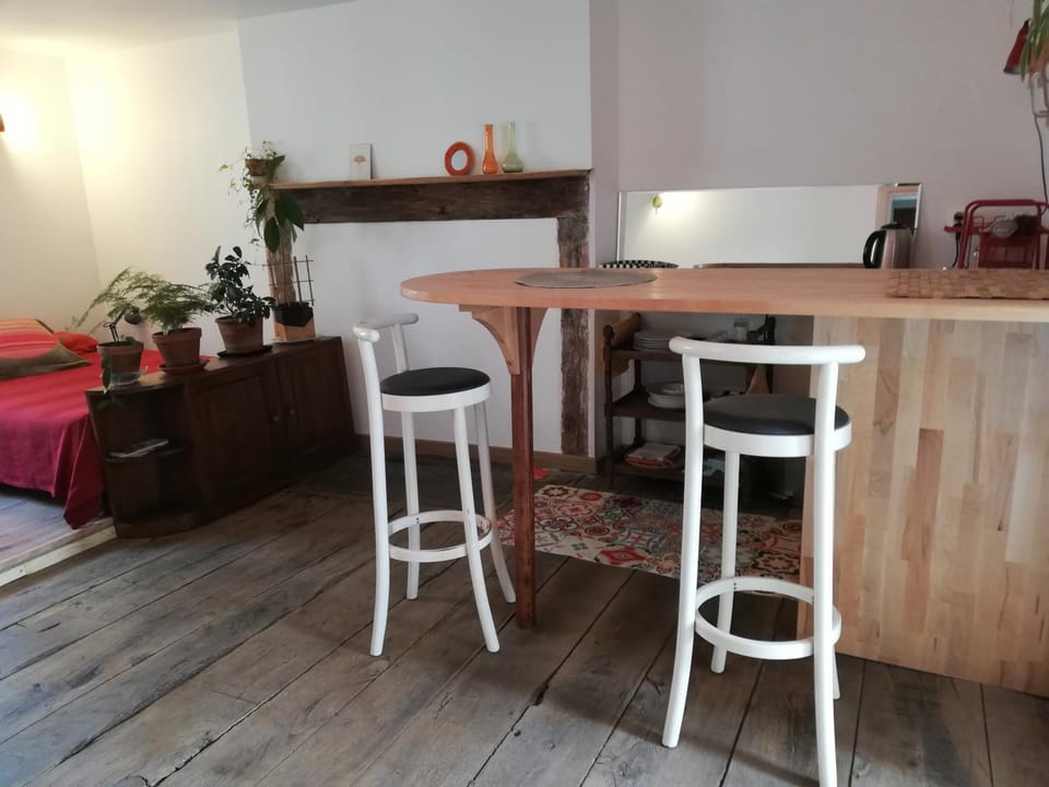 Kitchen or kitchenette, Dining area