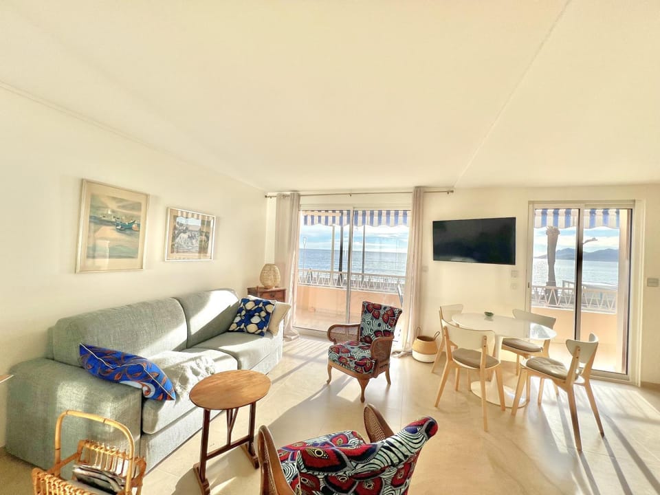 Communal lounge/ TV room, Living room