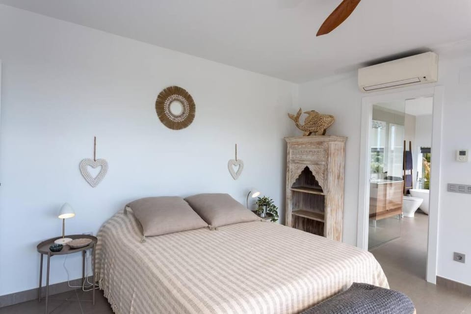Bathroom, Photo of the whole room, Bedroom