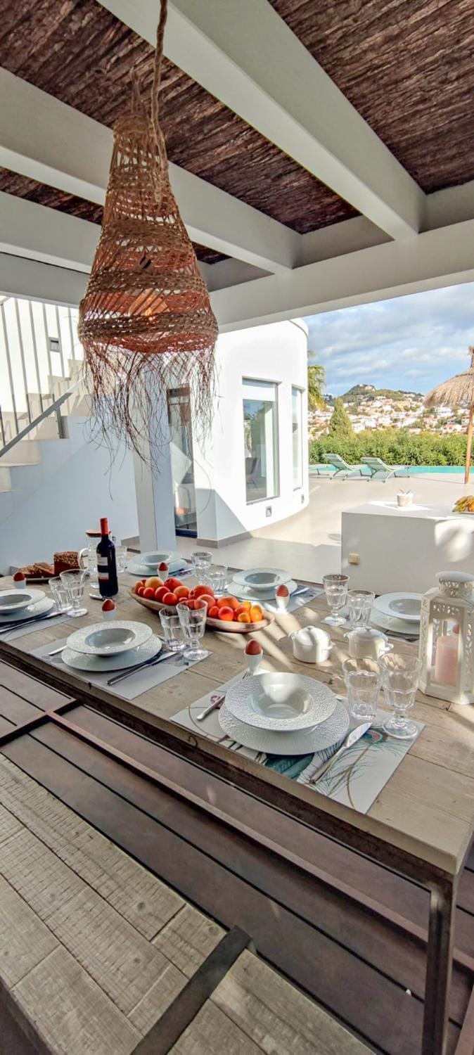 Property building, Day, Dining area, Swimming pool