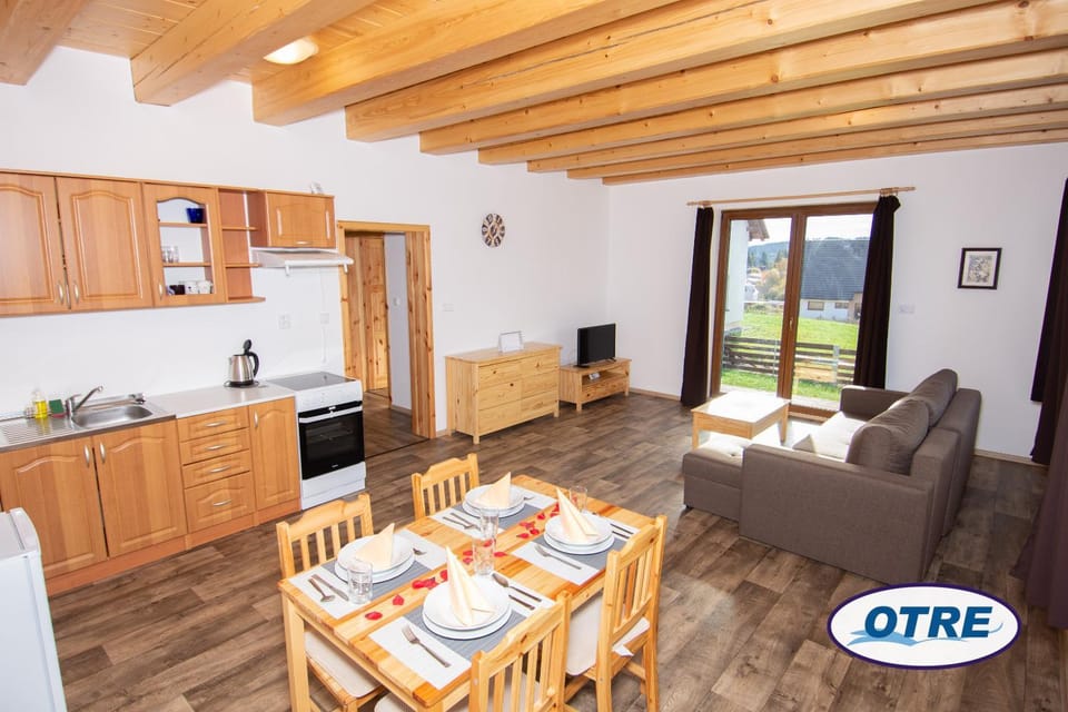 Coffee/tea facilities, Kitchen or kitchenette, Living room, Seating area, Dining area, minibar, pet friendly