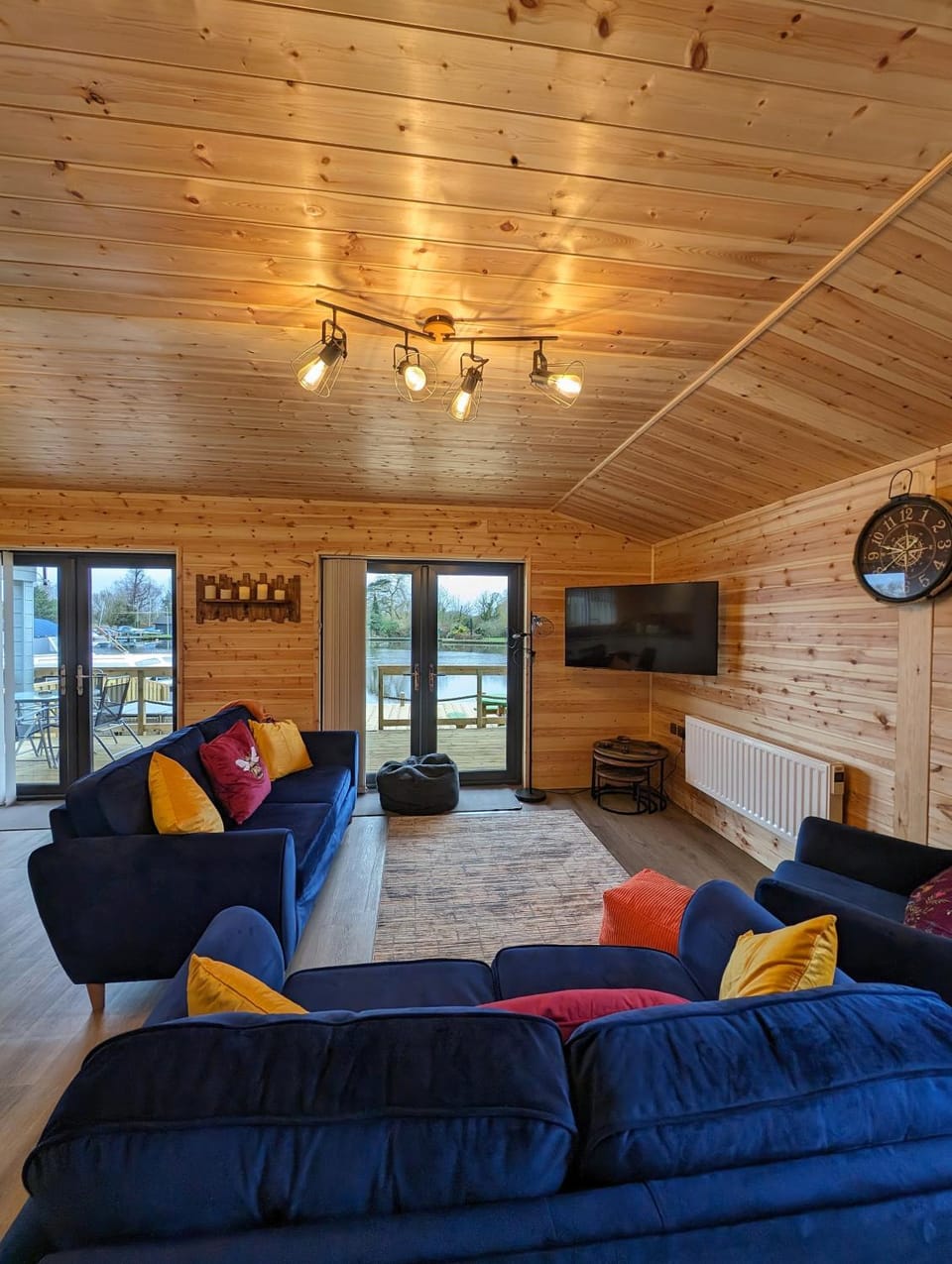 Property building, TV and multimedia, View (from property/room), View (from property/room), Living room, River view, River view