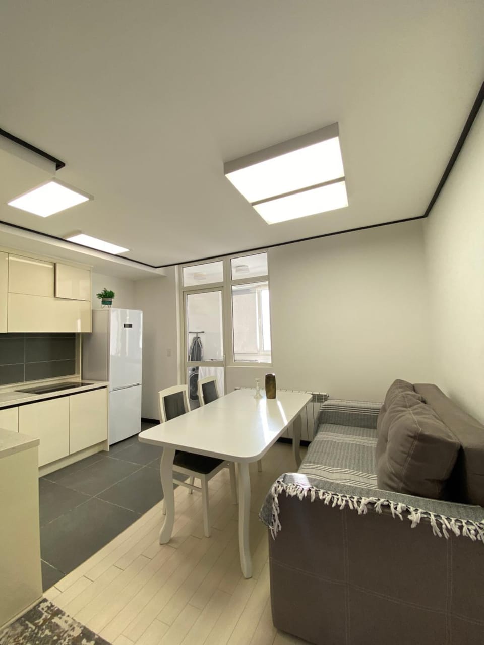 Kitchen or kitchenette, Living room, Seating area, Dining area