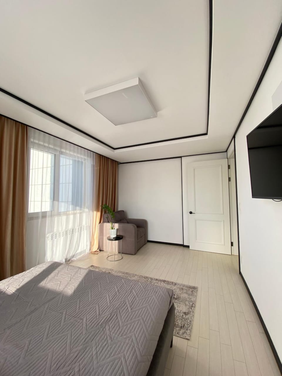 Bed, TV and multimedia, Photo of the whole room, Bedroom