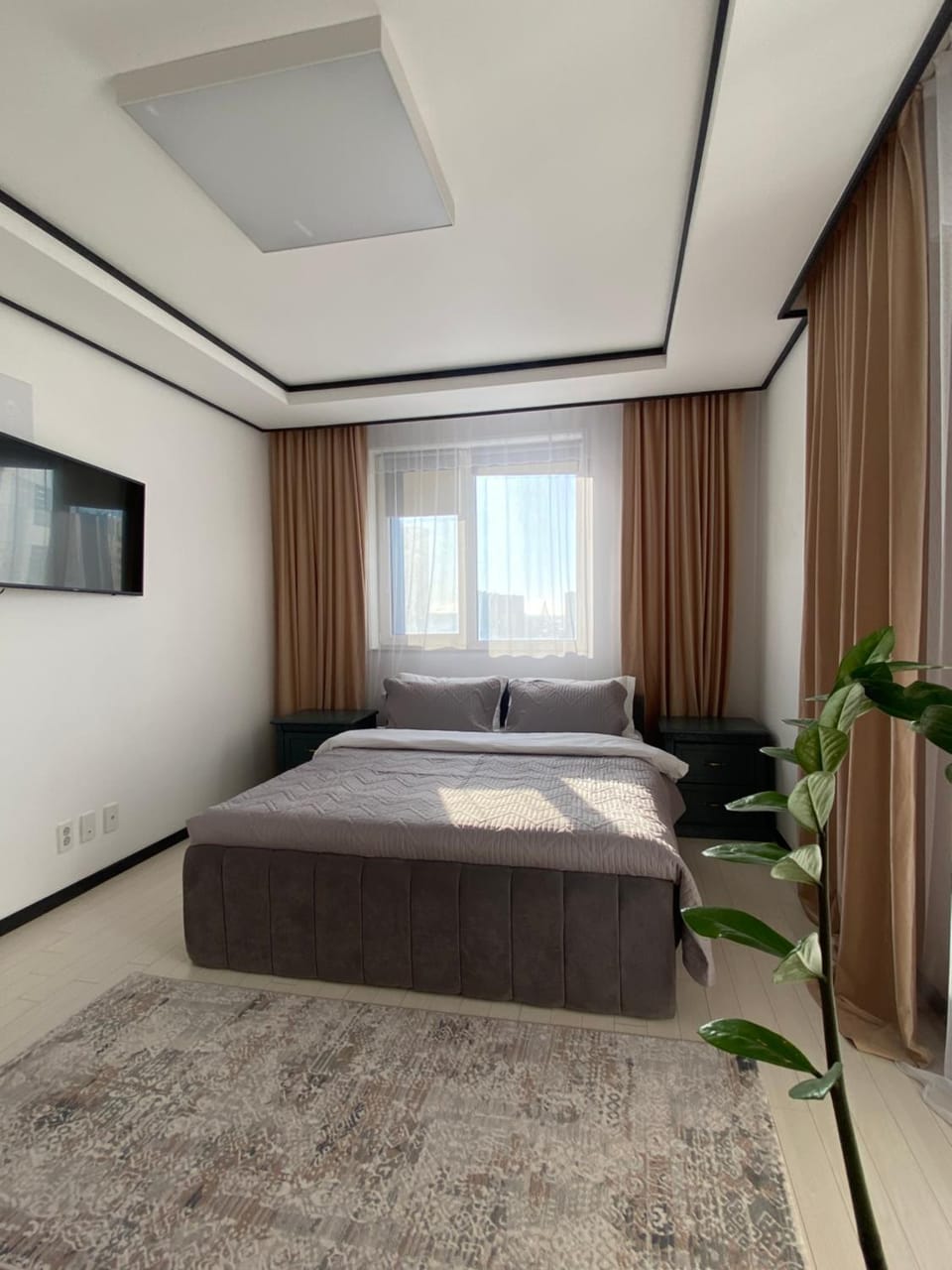 Bed, TV and multimedia, Bedroom