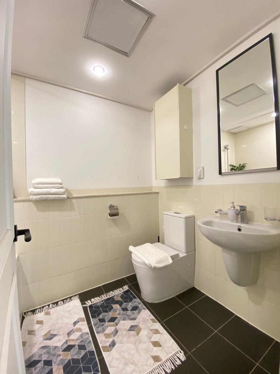 Toilet, Bathroom, towels