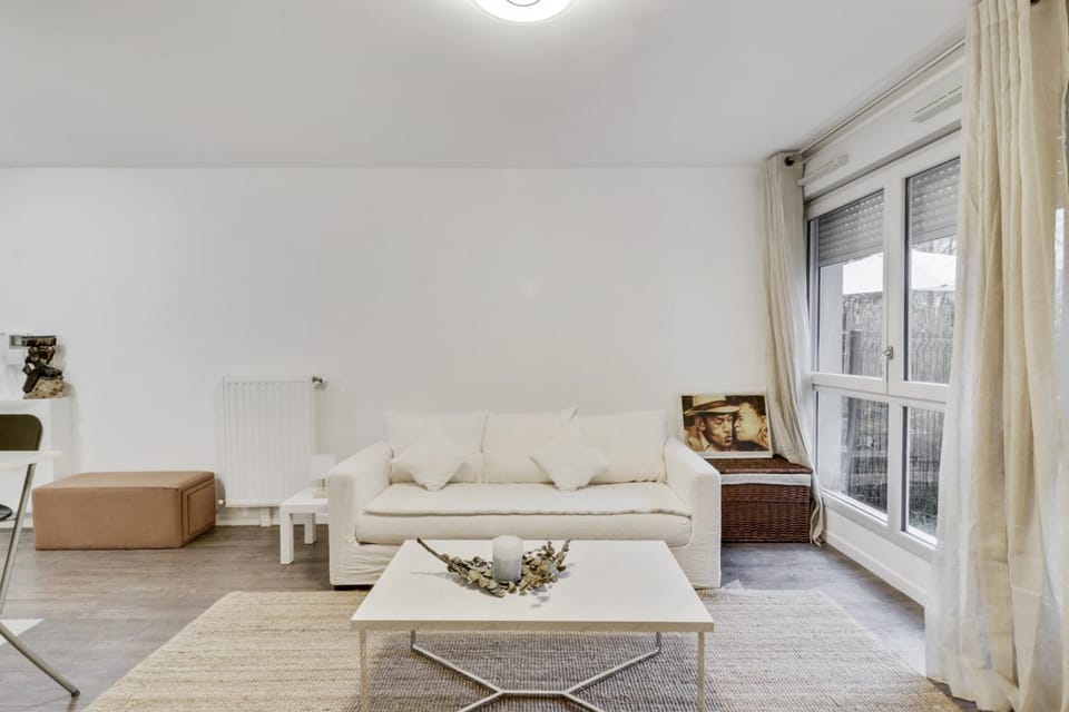 Bed, Living room, Photo of the whole room, Seating area, Bedroom