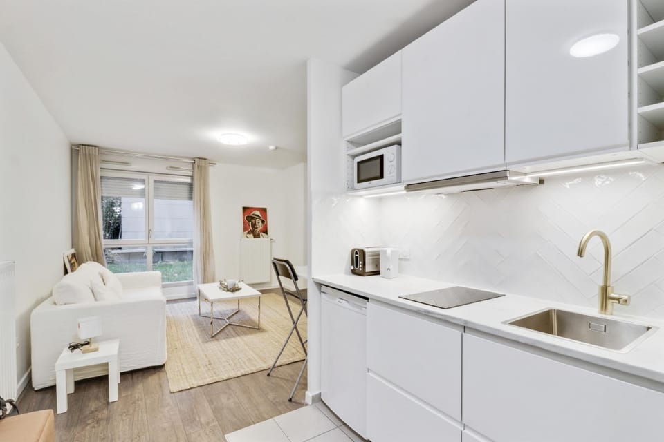 Kitchen or kitchenette, Dining area, minibar, stove