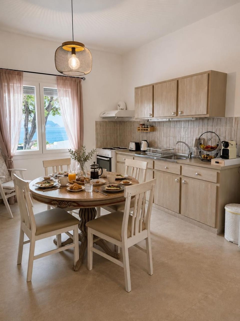 Kitchen or kitchenette, Dining area