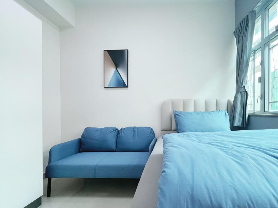 Bed, Seating area, Bedroom