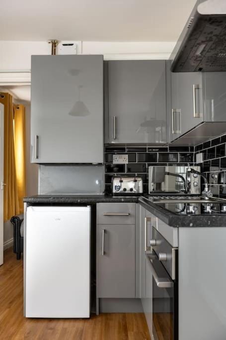 Kitchen or kitchenette, oven, stove