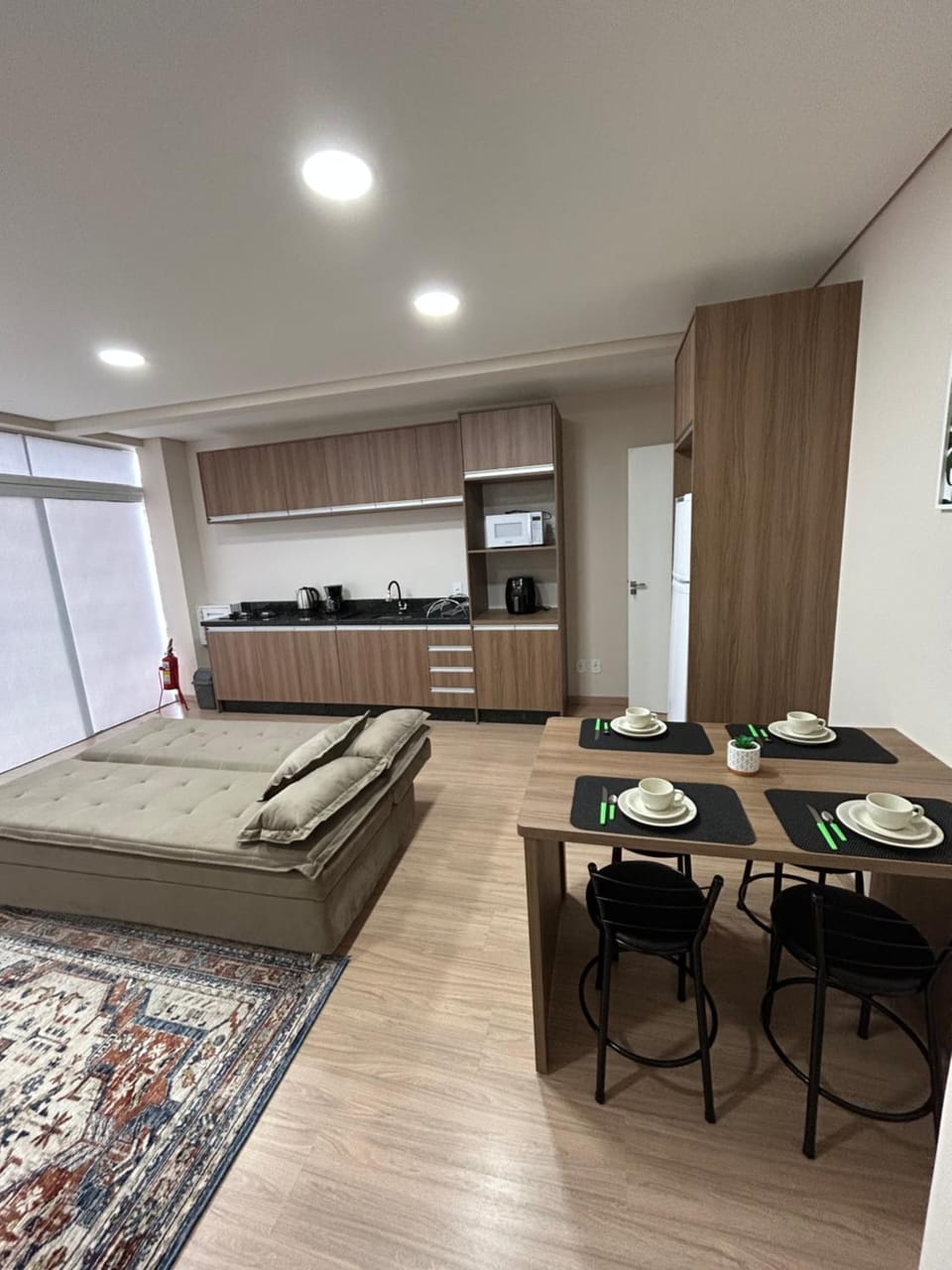 Kitchen or kitchenette, Dining area, minibar, pet friendly