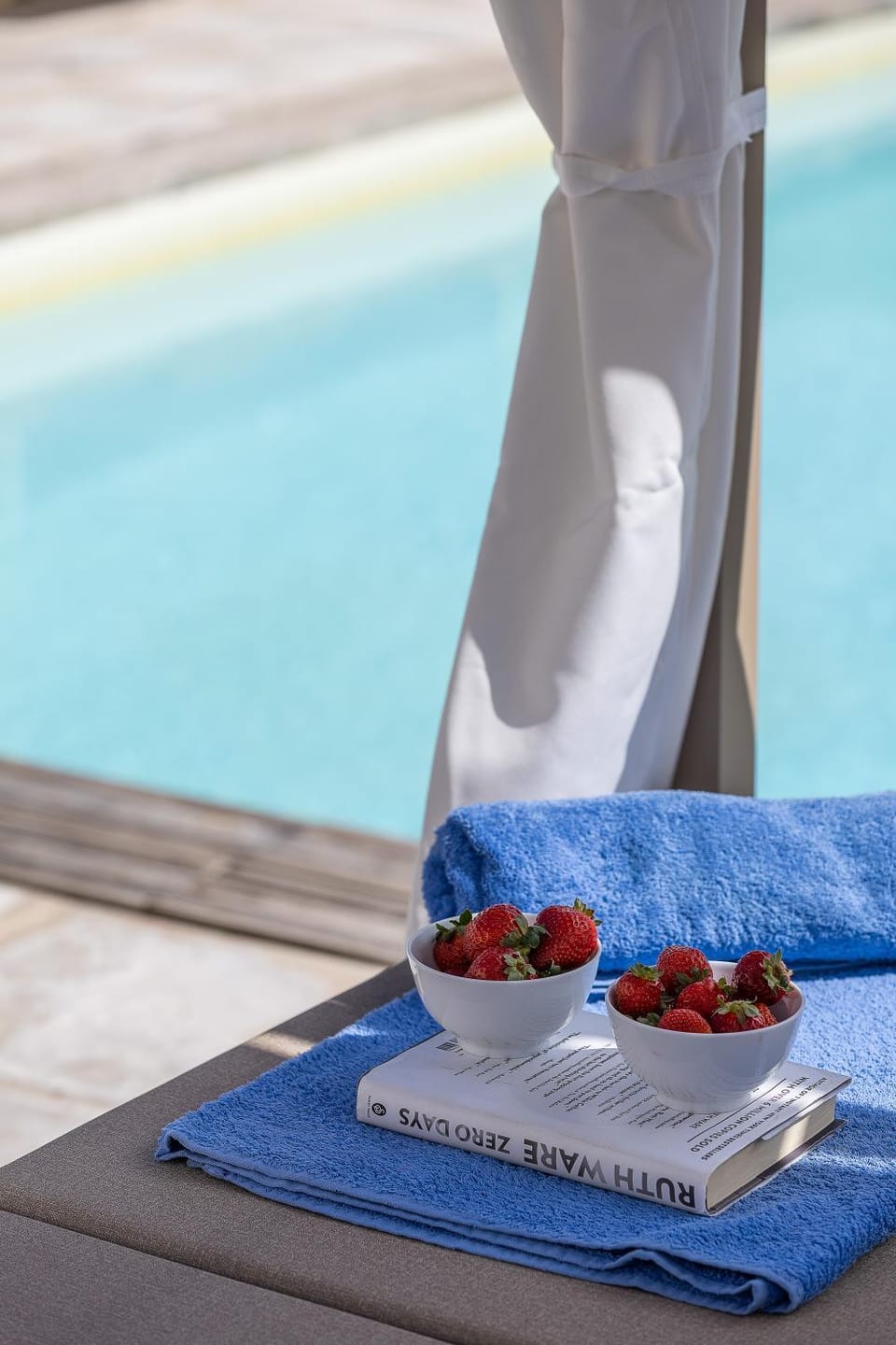 Swimming pool, towels