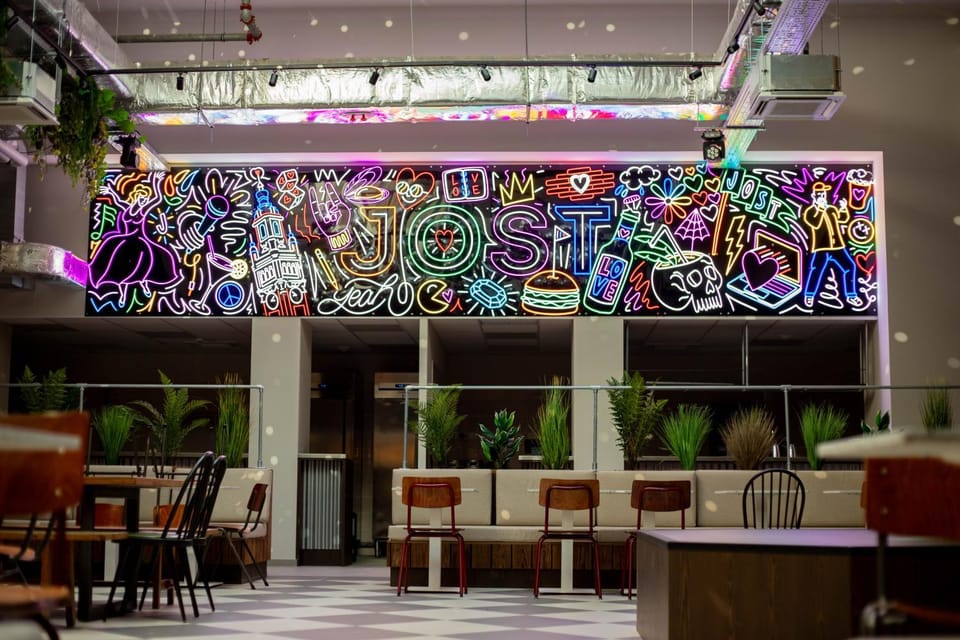 Restaurant/places to eat, Lounge or bar