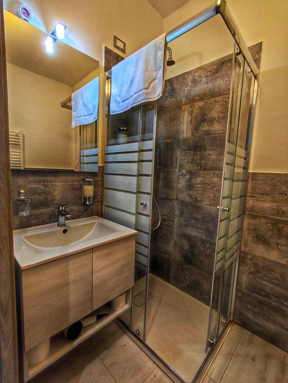 Bathroom, Parking, towels