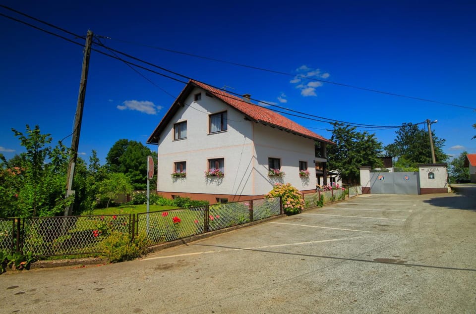 Shower, Property building, Patio, Staff, Restaurant/places to eat, Communal lounge/ TV room, Facade/entrance, Food close-up, People, Property logo or sign, Neighbourhood, Natural landscape, Activities, BBQ facilities, Billiard, Bowling, Casino, Children play ground, Darts, Fishing, Garden, Horse-riding, Nightclub / DJ, On-site shops, Skiing, Table tennis, Bathroom, Coffee/tea facilities, View (from property/room), View (from property/room), Balcony/Terrace, Living room, Lobby or reception, Lounge or bar, Food and drinks, Other, Photo of the whole room, Banquet/Function facilities, Seating area, Dining area, Tennis court, Hiking, Cycling, Diving, Evening entertainment, Logo/Certificate/Sign, Bedroom, Communal kitchen, Food, Text overlay, Text overlay, Pets, Pets, Guests, City view, Garden view, Landmark view, Landmark view, Mountain view, Mountain view, Street view, Street view, Supermarket/grocery shop, Swimming pool, Entertainment, Drinks, Alcoholic drinks, Non alcoholic drinks, children, young children, older children, group of guests, Family