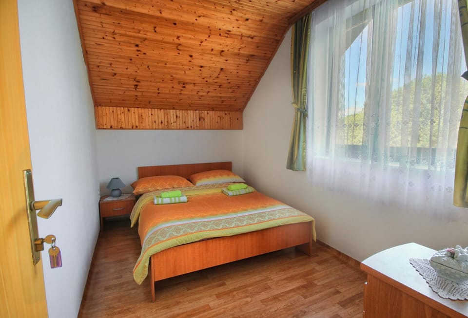 Shower, Patio, Patio, Staff, Staff, Communal lounge/ TV room, Facade/entrance, Food close-up, Food close-up, Bird's eye view, BBQ facilities, BBQ facilities, Billiard, Bowling, Children play ground, Darts, Fishing, Garden, Garden, Horse-riding, Horse-riding, Nightclub / DJ, On-site shops, Skiing, Table tennis, Bathroom, Coffee/tea facilities, Balcony/Terrace, Balcony/Terrace, Kitchen or kitchenette, Living room, Lobby or reception, Photo of the whole room, Banquet/Function facilities, Seating area, Floor plan, Dining area, Hiking, Hiking, Cycling, Cycling, Evening entertainment, Evening entertainment, Bedroom, Communal kitchen, Text overlay, Pets, Pets, City view, Garden view, Garden view, Landmark view, Landmark view, Mountain view, Mountain view, Street view, Street view, Alcoholic drinks, Alcoholic drinks, Non alcoholic drinks, Non alcoholic drinks, young children, young children, older children, older children, group of guests, group of guests, cot, Family, Family
