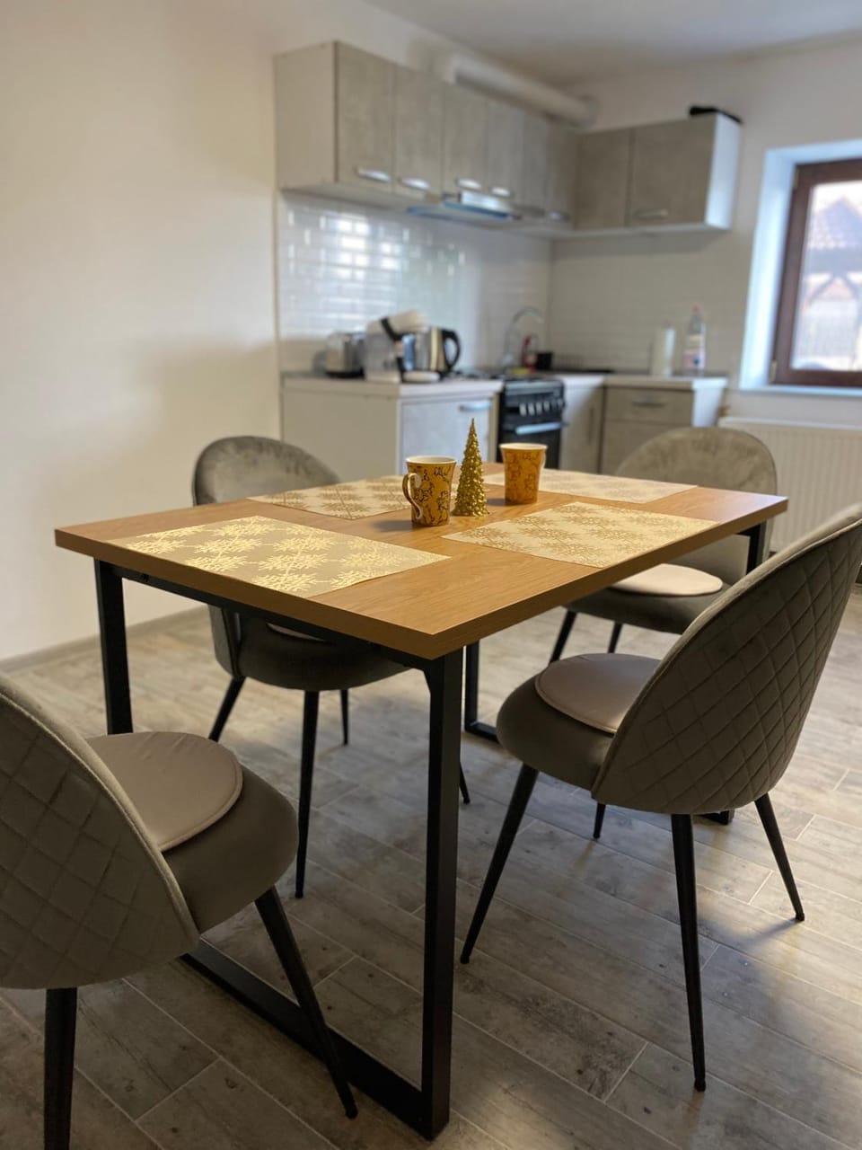 Kitchen or kitchenette, Dining area