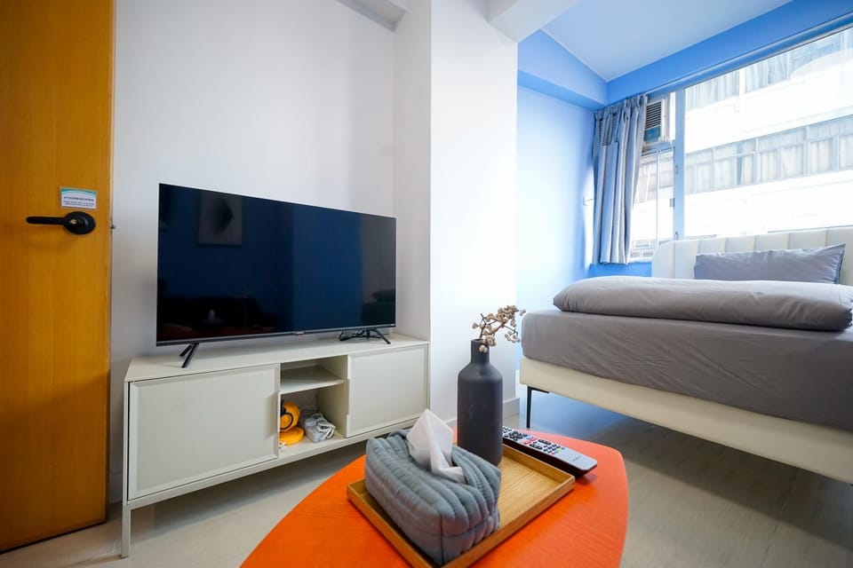 Bed, TV and multimedia, Seating area, Bedroom