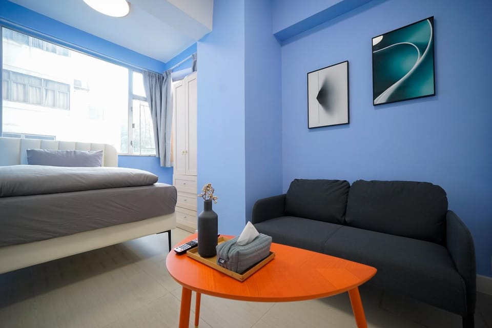 Bed, TV and multimedia, Seating area, Bedroom, wardrobe