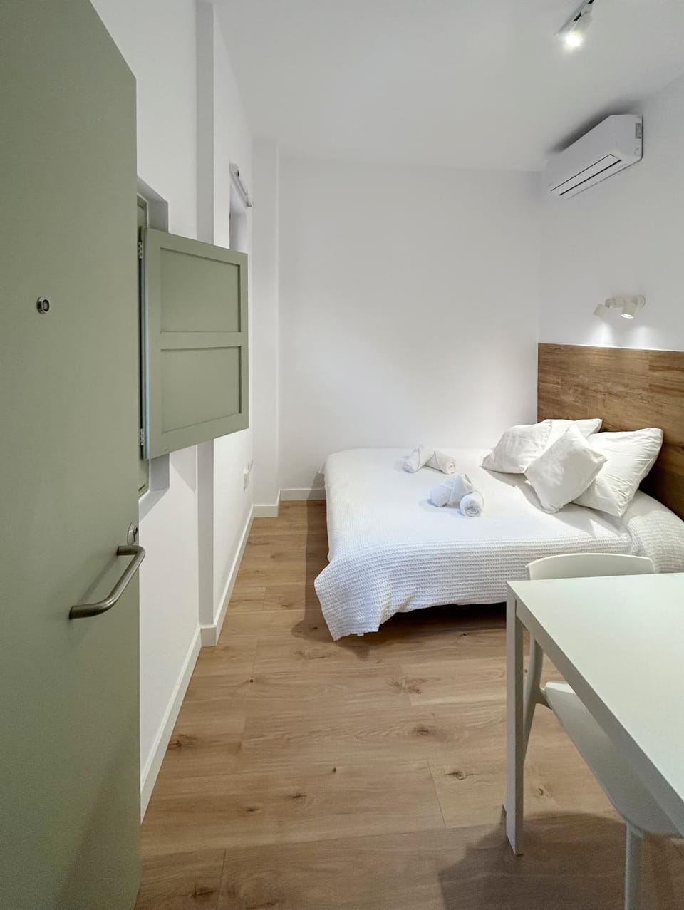Bed, Bedroom, air conditioner