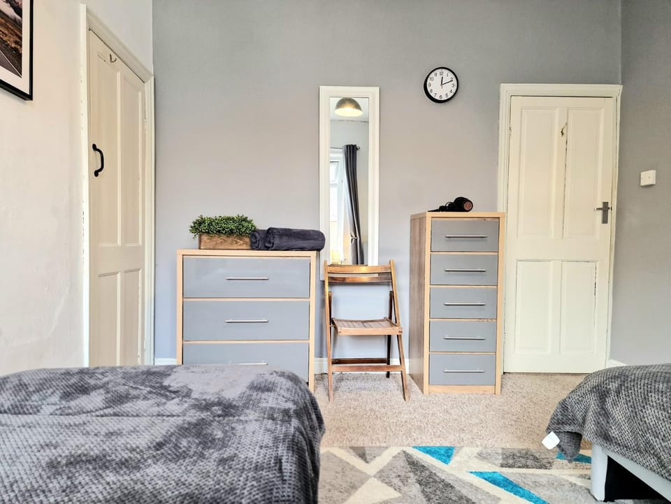 Bed, Photo of the whole room, Bedroom, wardrobe