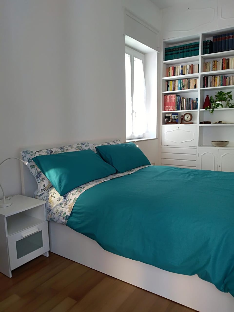 Bed, Library, Photo of the whole room, Bedroom