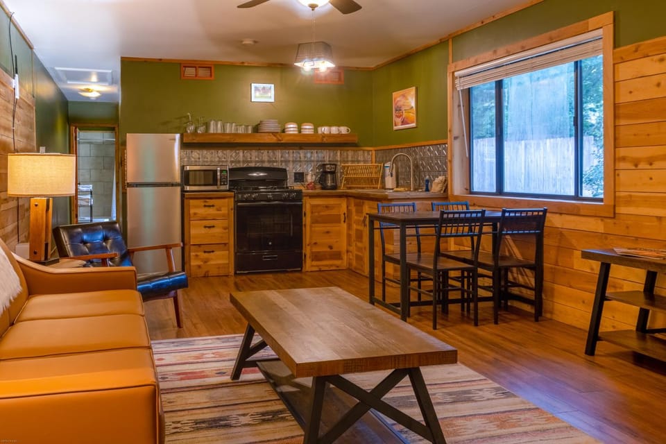 Kitchen or kitchenette, Living room, Seating area, Dining area